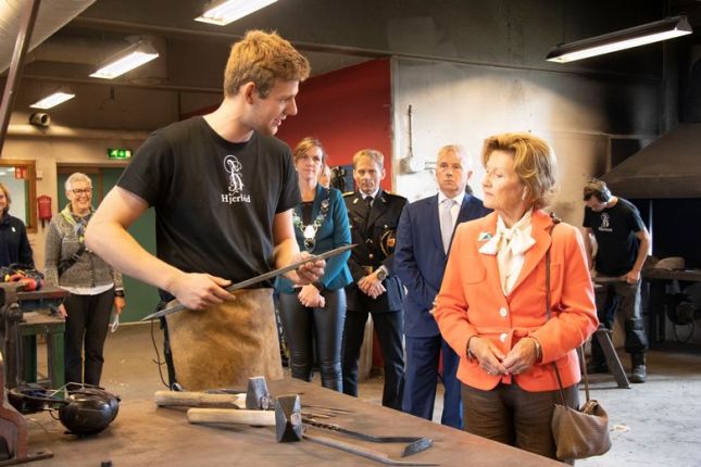 17NYHDronningSonjaPaCC8AHjerleid_5