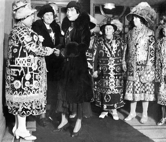 Queen_maud_of_norway_pearly_queen_1bis