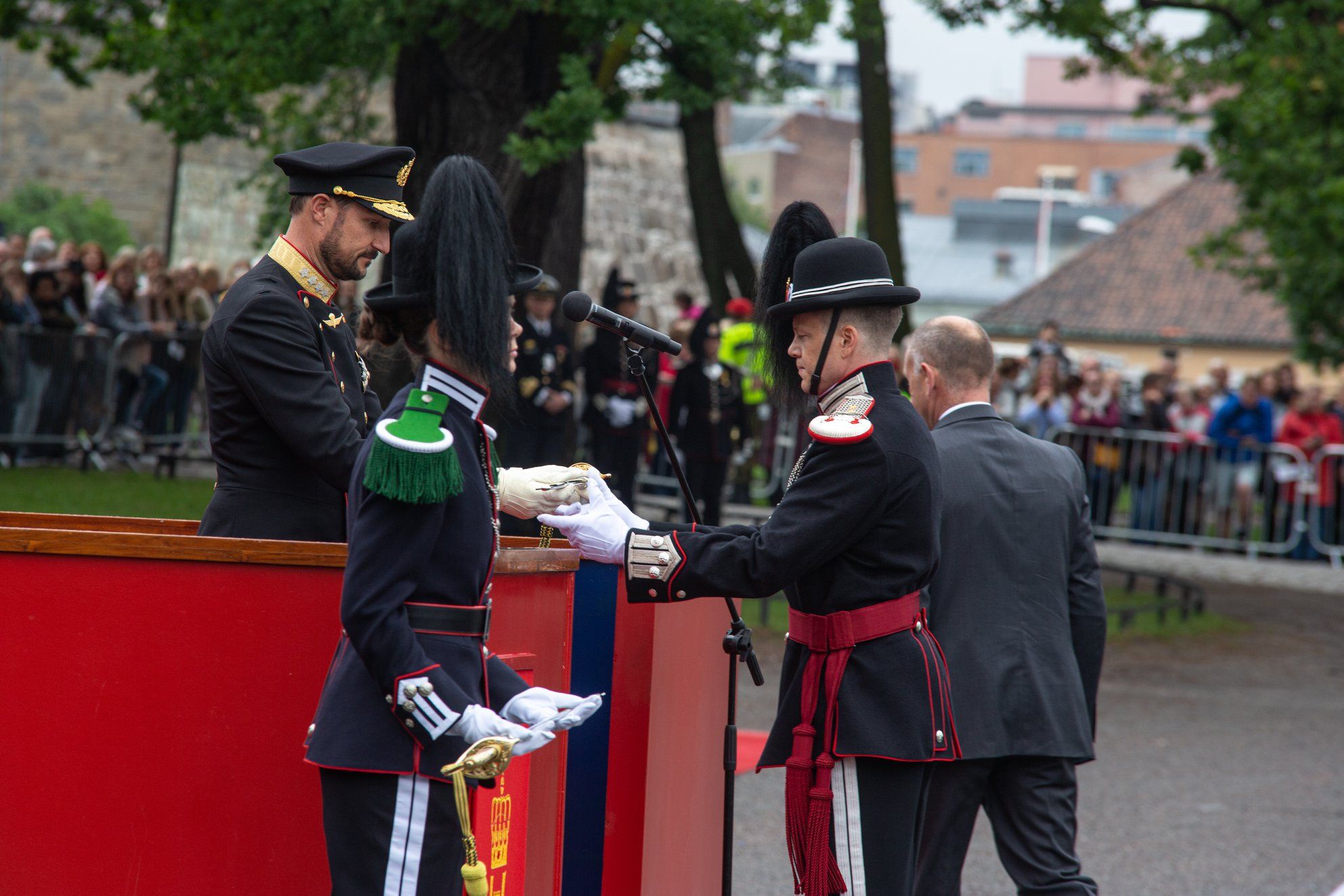 Le Prince Héritier Haakon Inspecte La Garde Royale