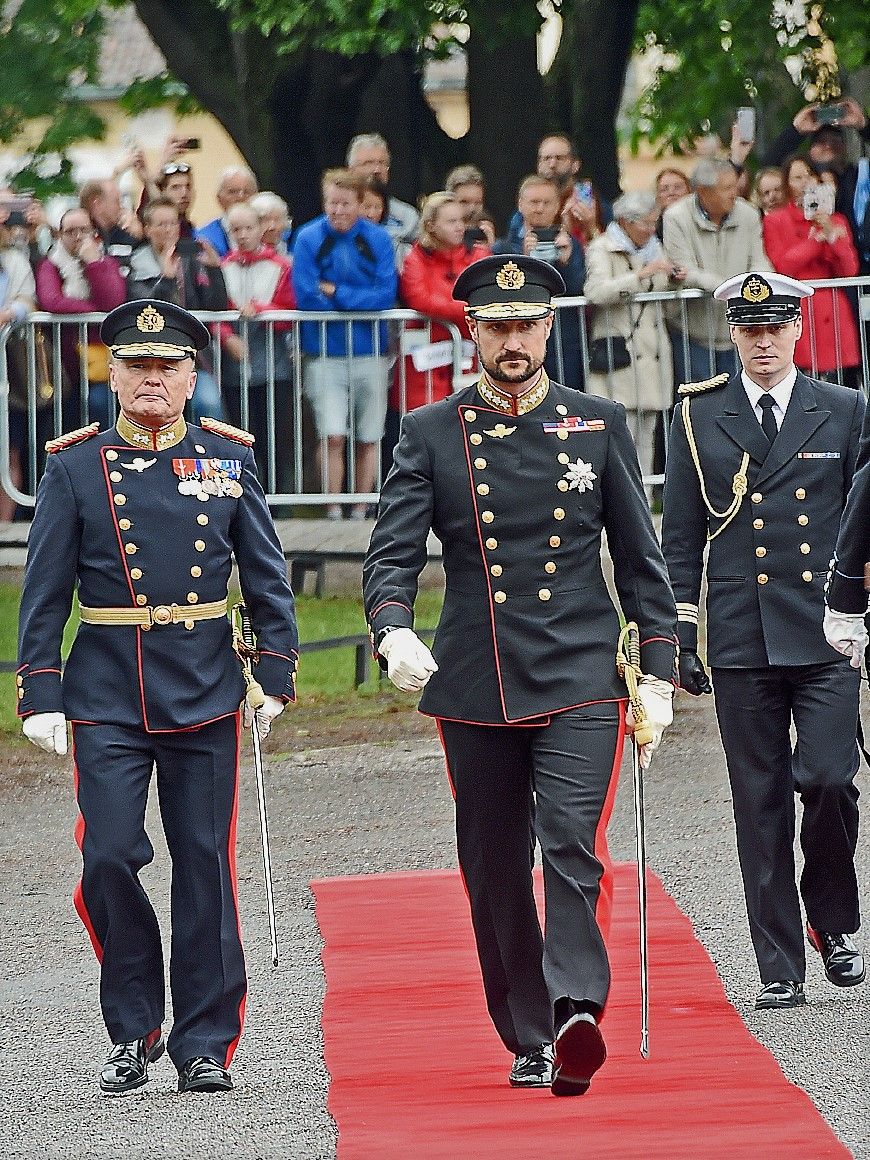 Le Prince Héritier Haakon Inspecte La Garde Royale